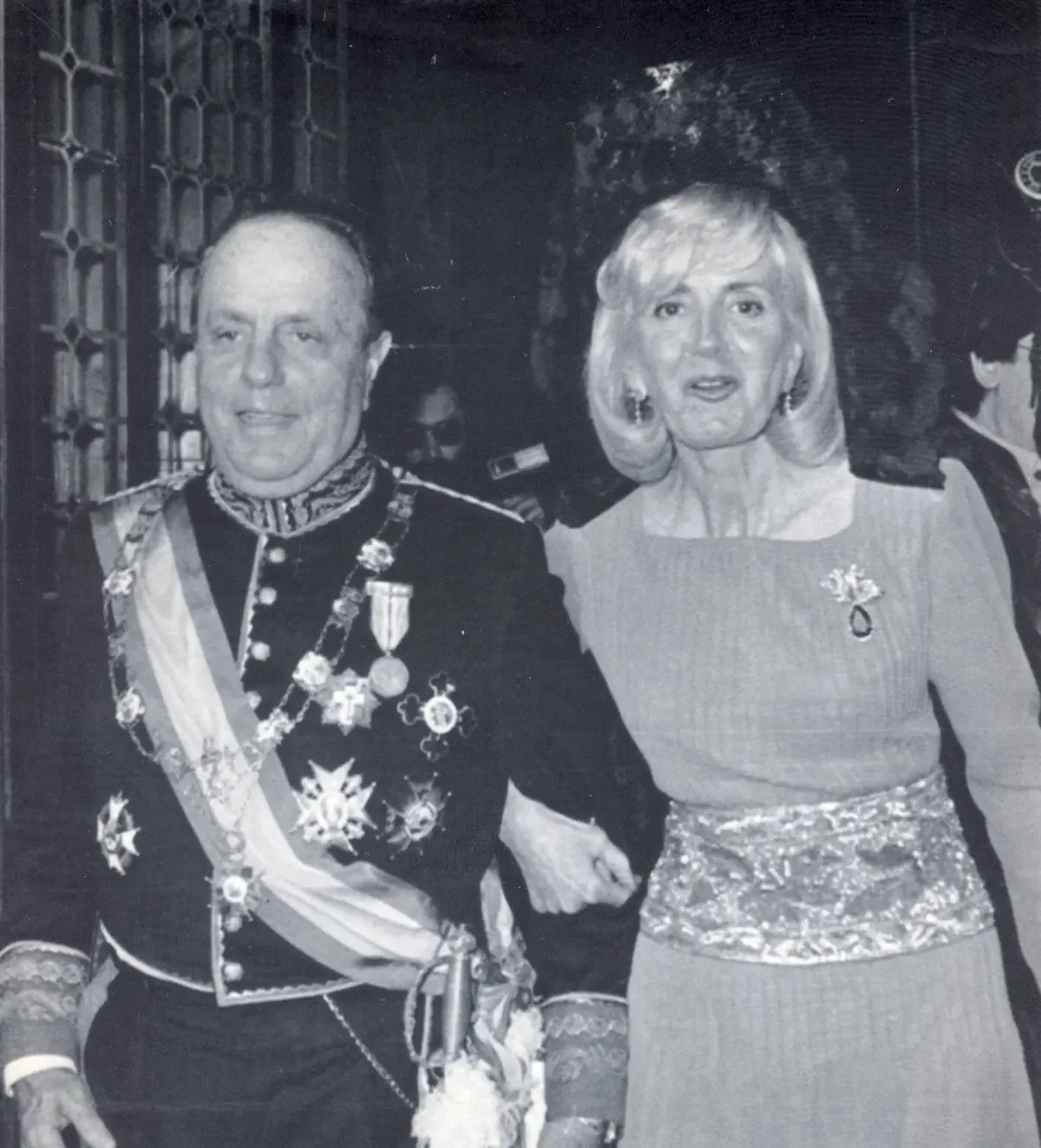 Carmen Estévez, una figura clave en el franquismo, permaneció en la sombra mientras su marido ascendía en la política española.