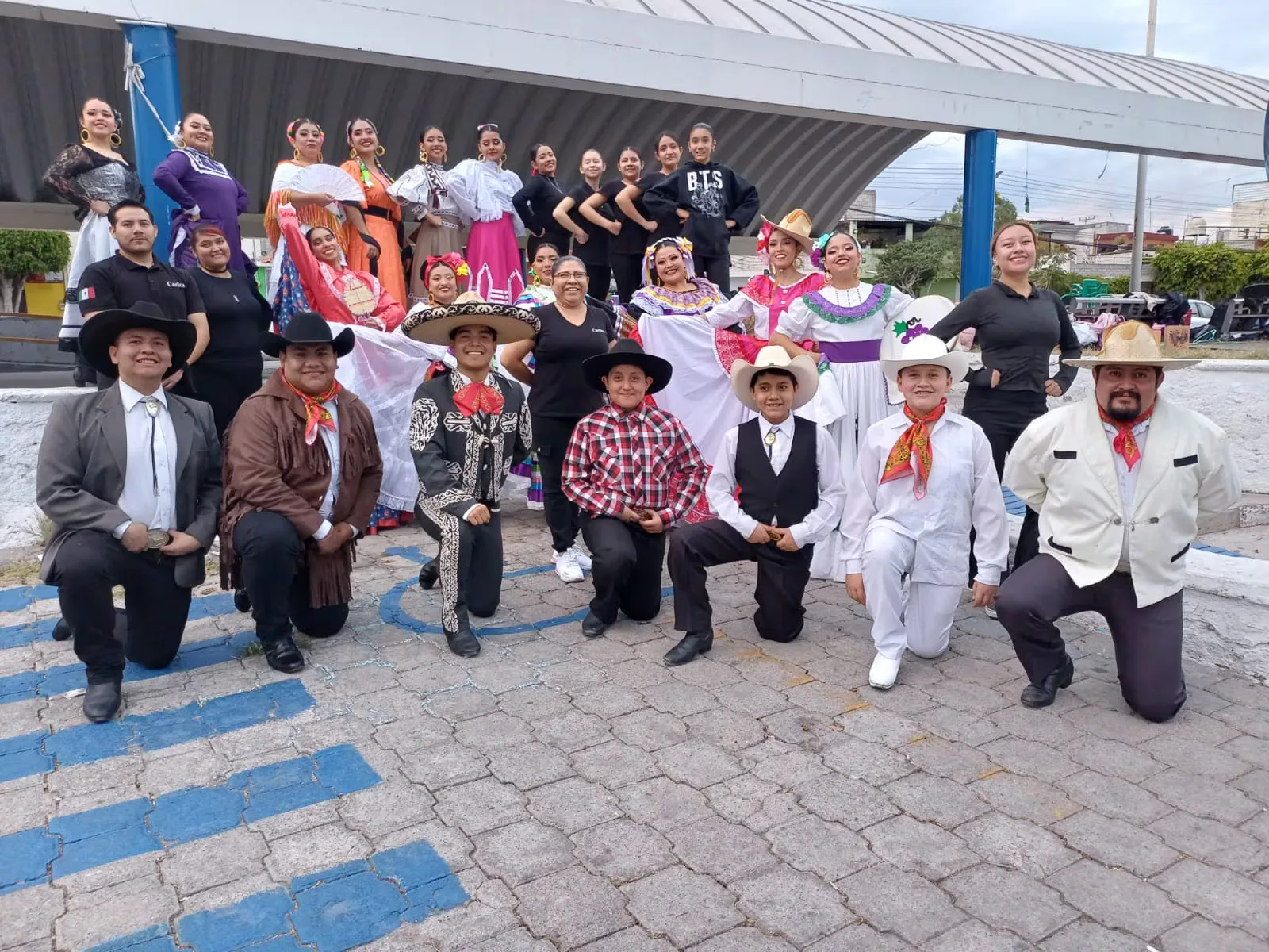"Carmen Servín dirige ensayos del Ballet Folklórico Nayáhuari en Querétaro."