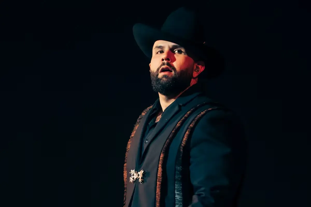 El cantante mexicano se disculpa por la cancelación de uno de sus conciertos y reafirma su conexión con el público latino.