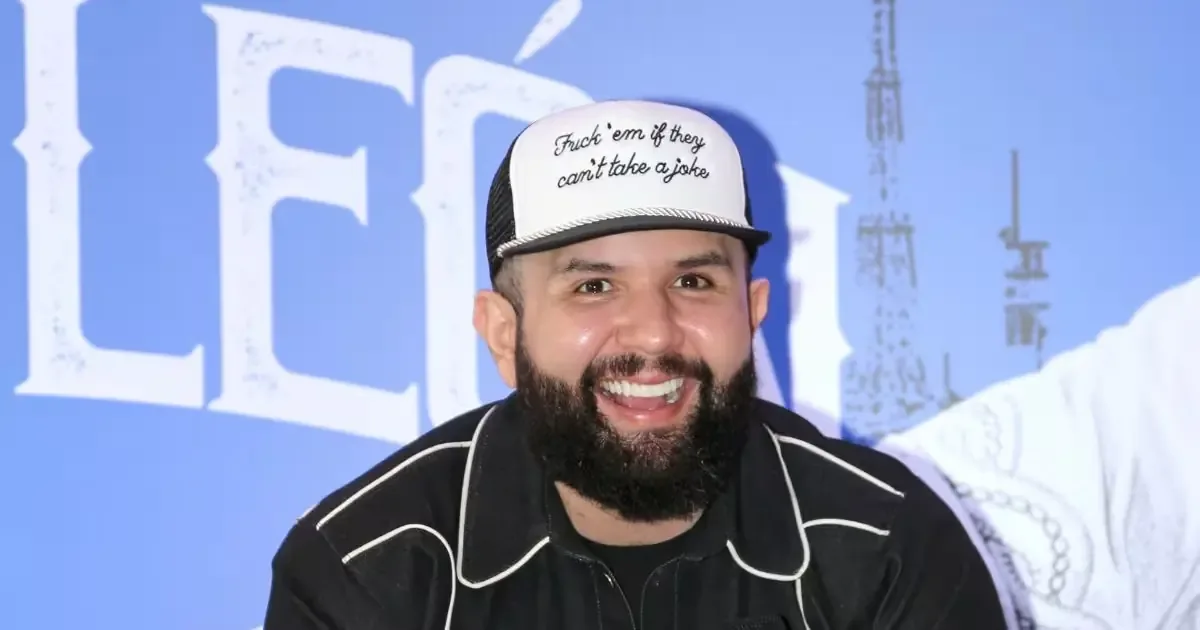 El cantante reafirma su conexión con su ciudad natal y su cultura.