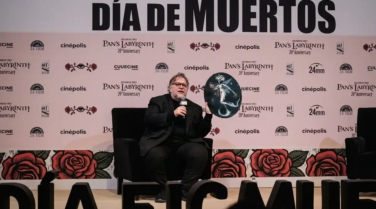 La artista moreliana expone su obra, que será exhibida permanentemente.