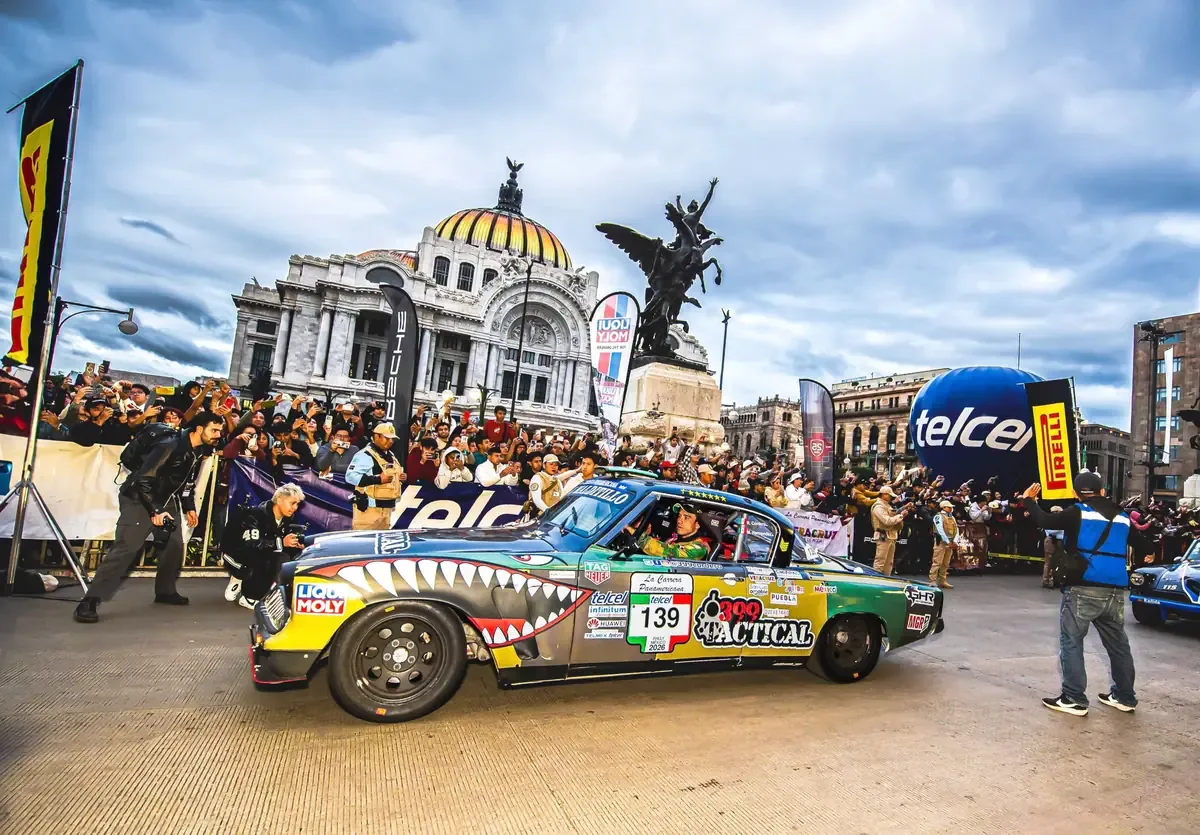 La carrera de automóviles clásicos continúa su recorrido hacia Puebla después de un día complicado por el clima.