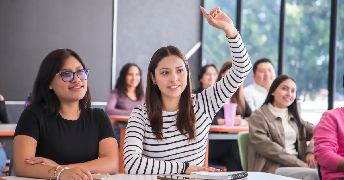 Estas carreras exigen más habilidades analíticas y de lectura que matemáticas, facilitando la formación de los estudiantes.