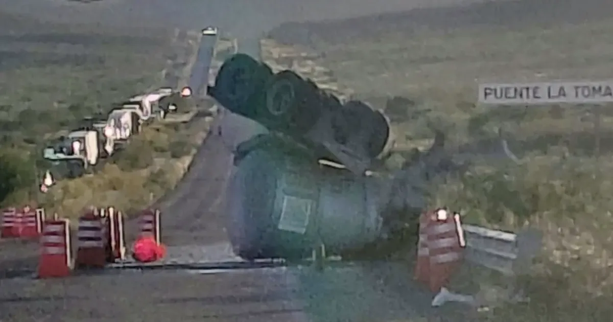 La vía permanecerá cerrada mientras se retiran los residuos del accidente y se evalúa la seguridad del tramo.