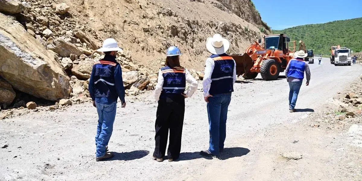 Un deslizamiento de tierra afecta el tránsito en una vía clave de Nuevo León.