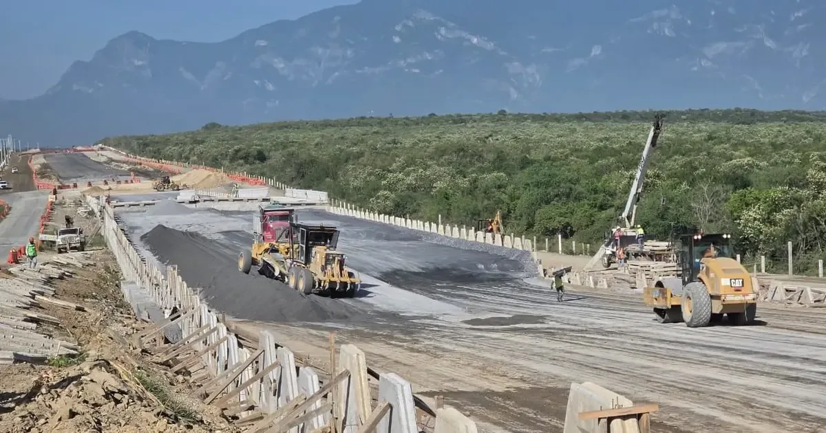 La Carretera Interserrana conectará regiones y facilitará el transporte en Nuevo León.