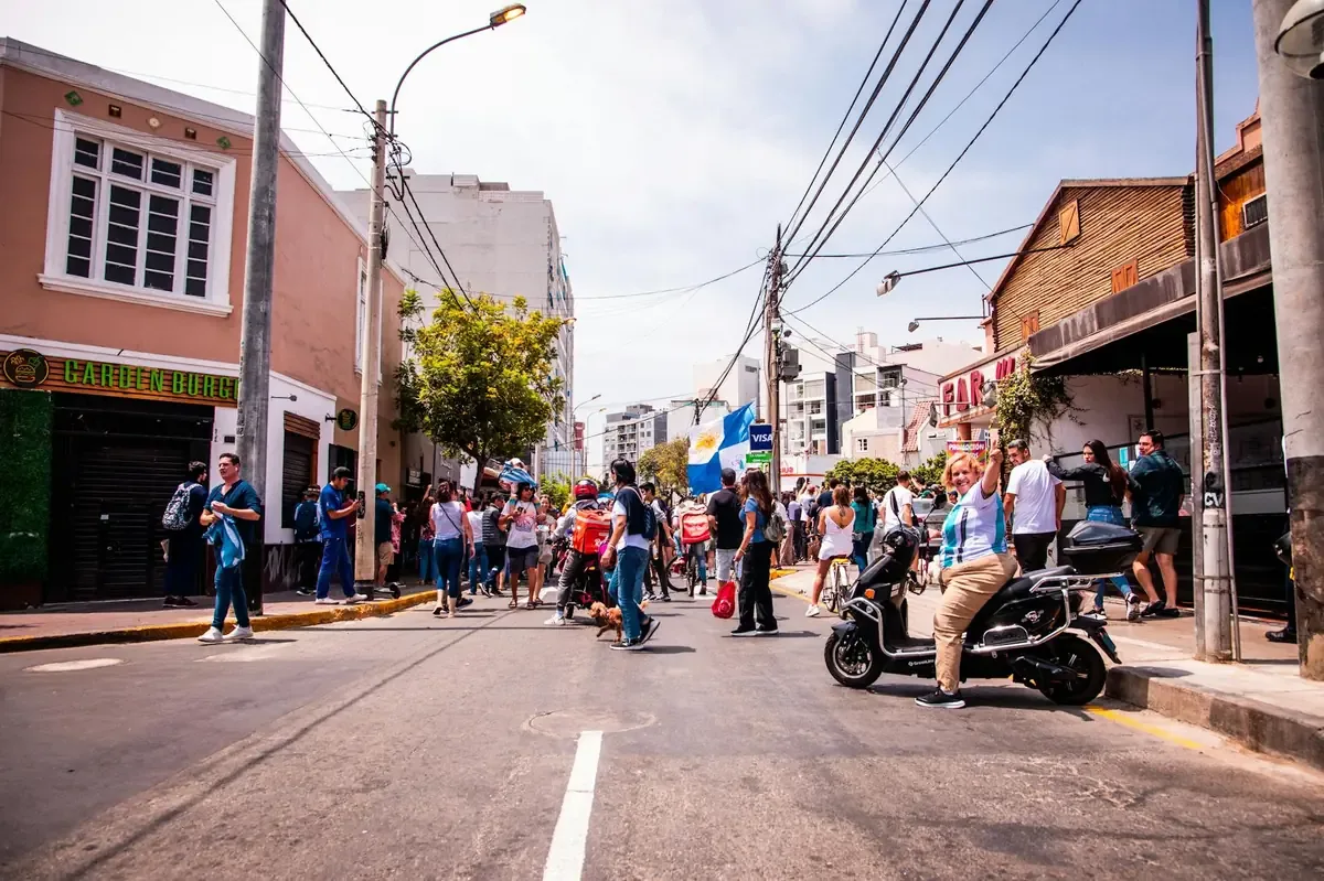 La ex legisladora critica las acciones del presidente por su vínculo con corporaciones e inversiones externas.