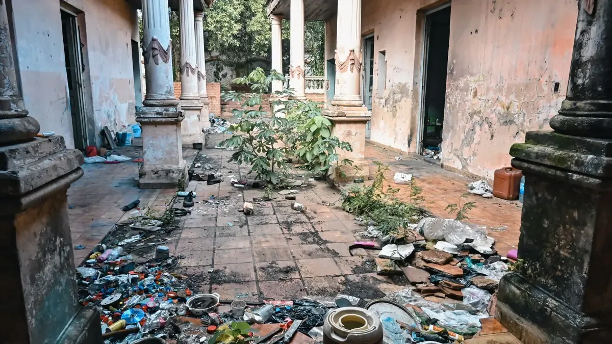 La histórica vivienda sufre deterioro y ahora alberga a personas sin hogar.