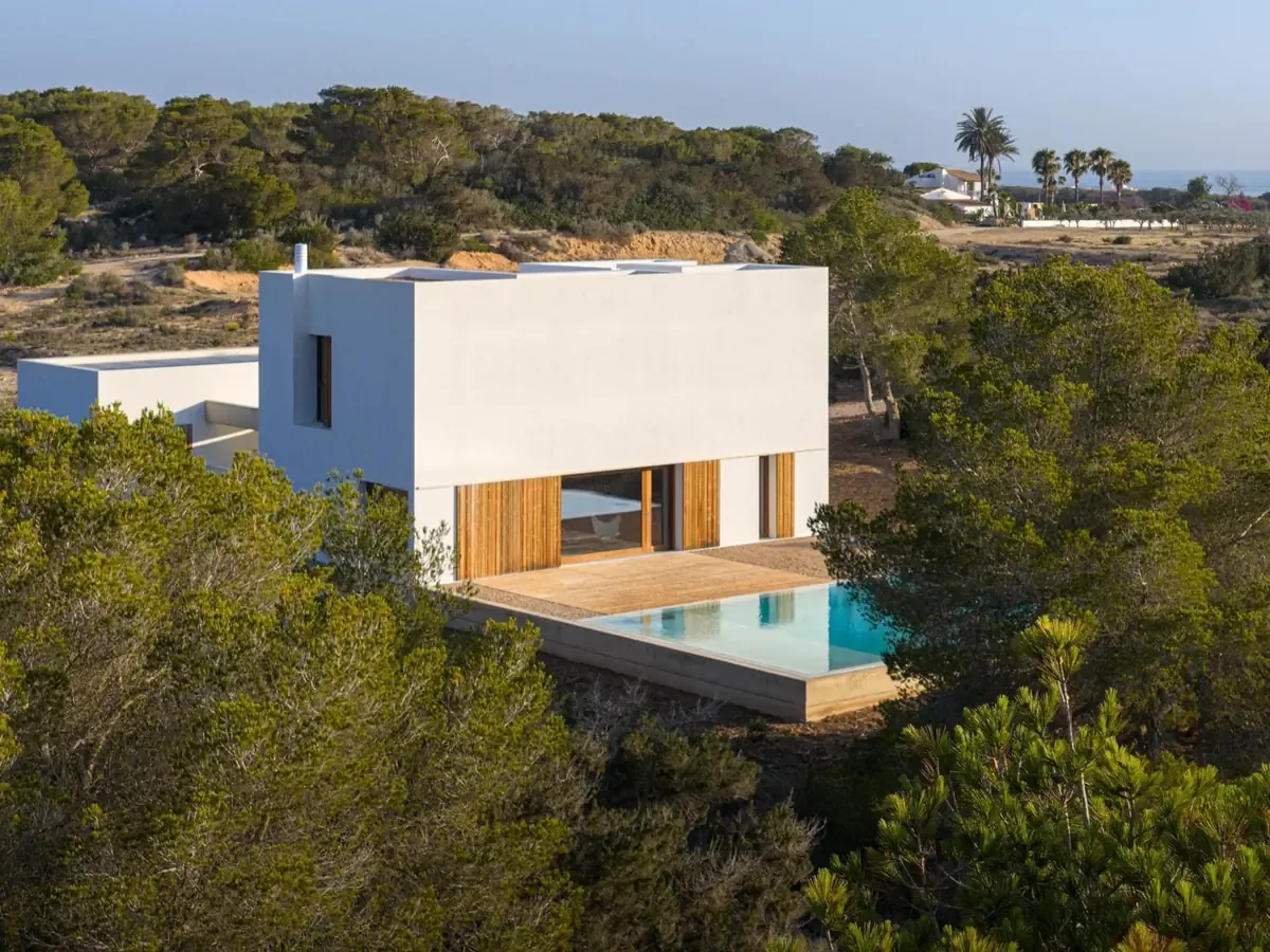 La residencia en Formentera destaca por su diseño sostenible y su integración en el paisaje local.
