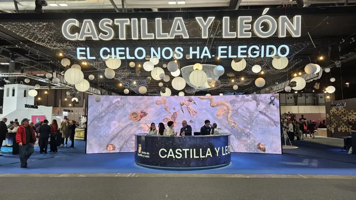 El stand de 929 metros cuadrados resalta el astroturismo bajo el lema 'El cielo nos ha elegido'.