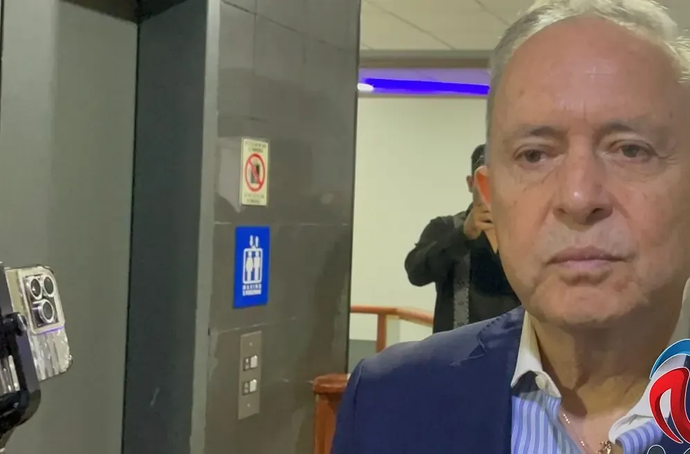 El diputado busca la opinión de la comunidad para su candidatura a la gubernatura de Baja California.