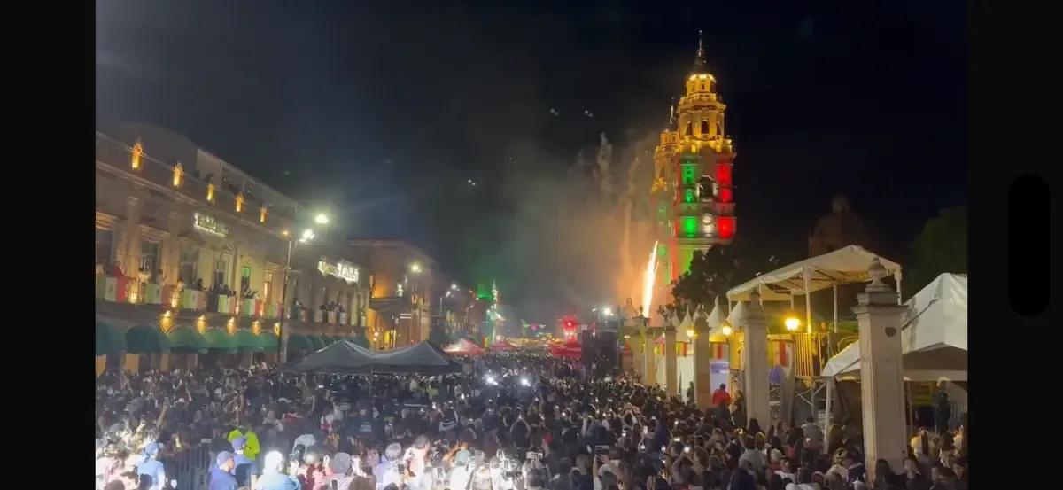 La monumental catedral se vistió de luces patrias en una noche de celebración y música.