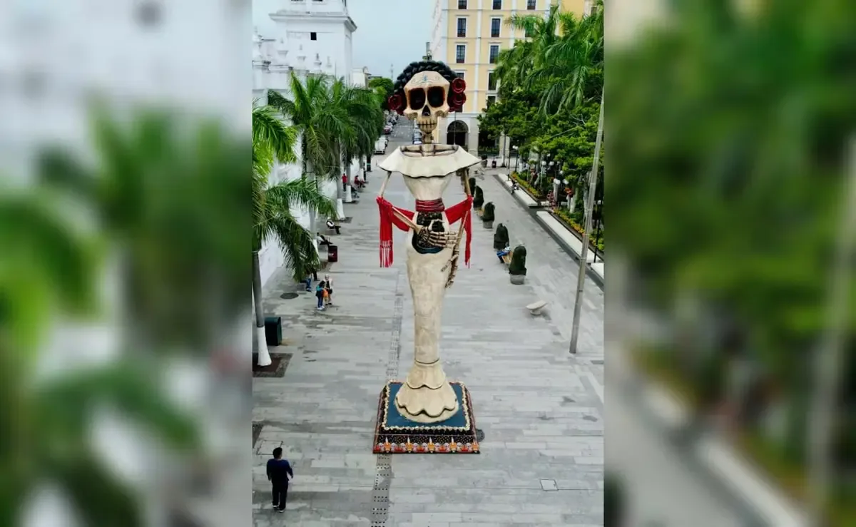 La imponente figura atrae a turistas y locales en el marco de la celebración del Día de Muertos.