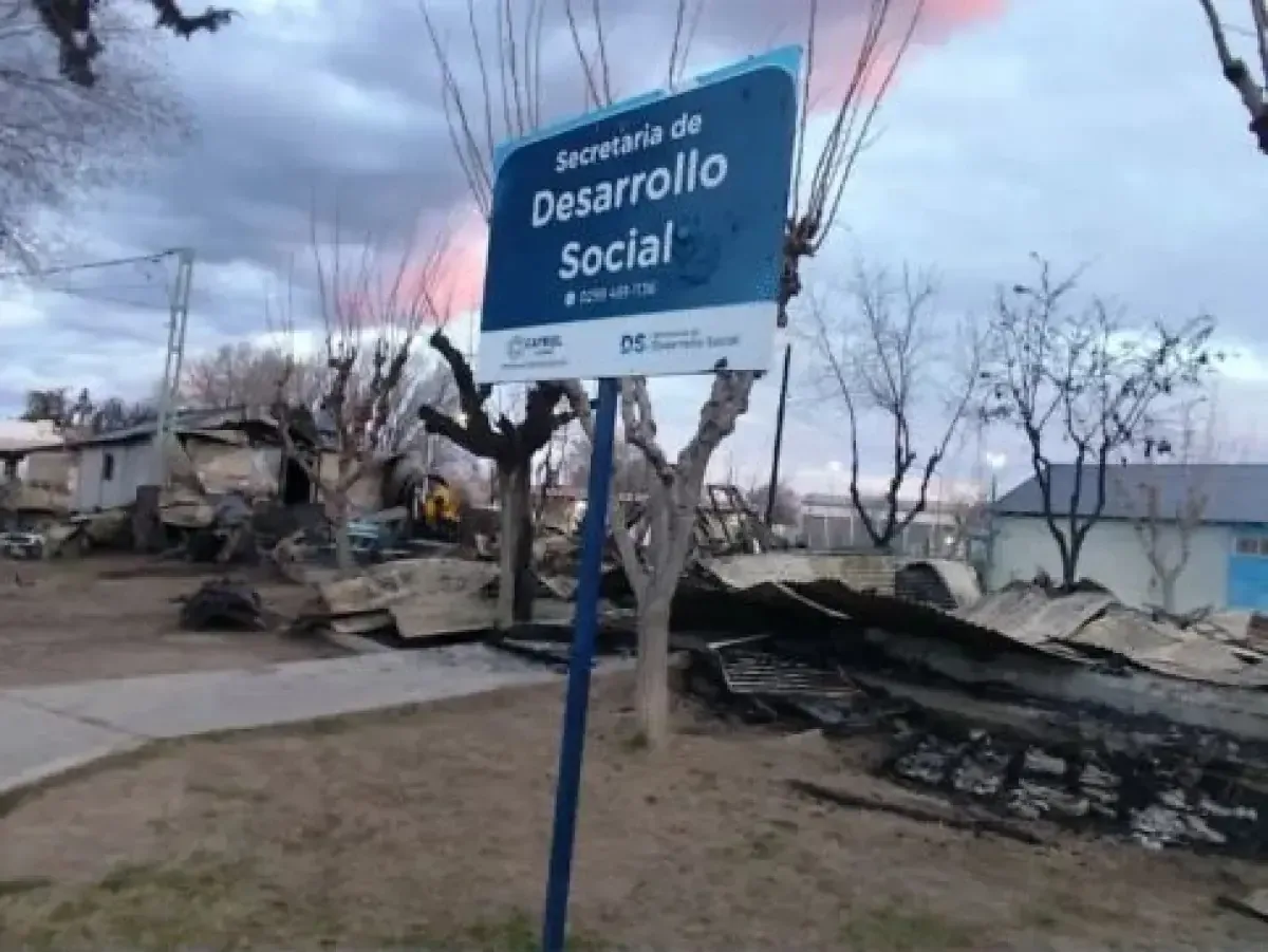 El incendio destruyó un edificio municipal con documentación y recursos esenciales para la comunidad.