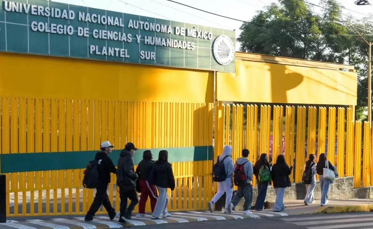 La separación del profesor se da en medio de demandas por seguridad y atención a denuncias de acoso.