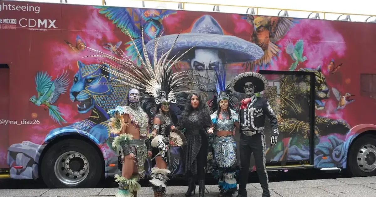 La Ciudad de México lanza un innovador Charro Bus con arte que atrae a turistas en la temporada de Día de Muertos.