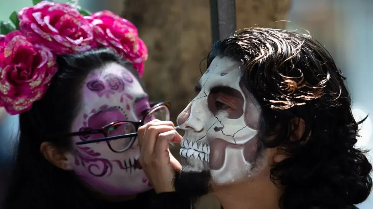 La Mega Procesión de las Catrinas regresa con 36 contingentes para celebrar el Día de Muertos en la Ciudad de México.