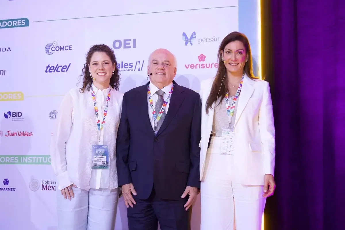Empresarios destacados son galardonados por su papel en el crecimiento económico y la conexión regional.