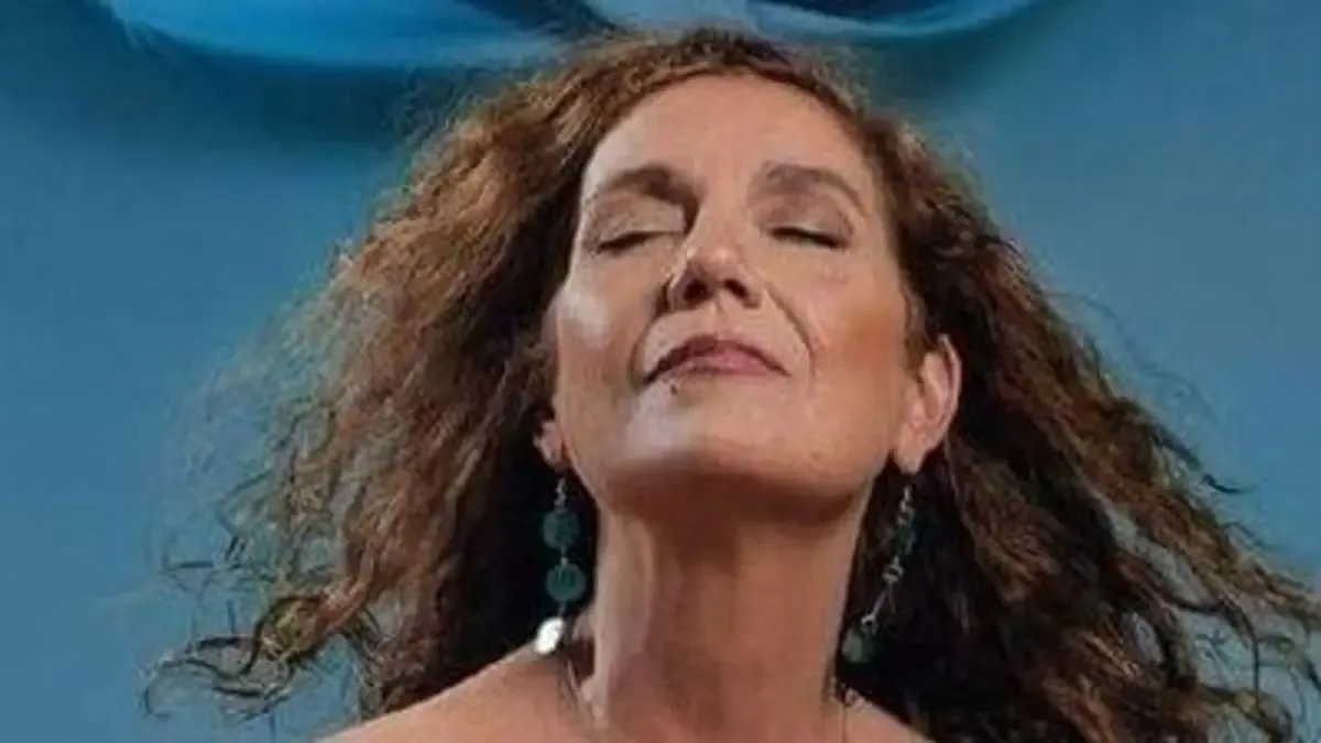 La cantautora rinde homenaje a la música folklórica en su nuevo disco, destacando raíces culturales y luchas sociales.
