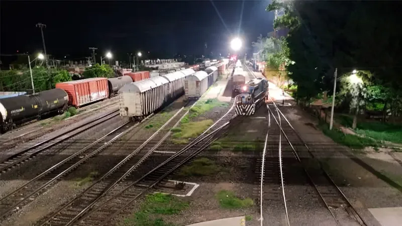 La construcción del tren que unirá Querétaro y San Luis Potosí inicia en septiembre, beneficiando la economía local.