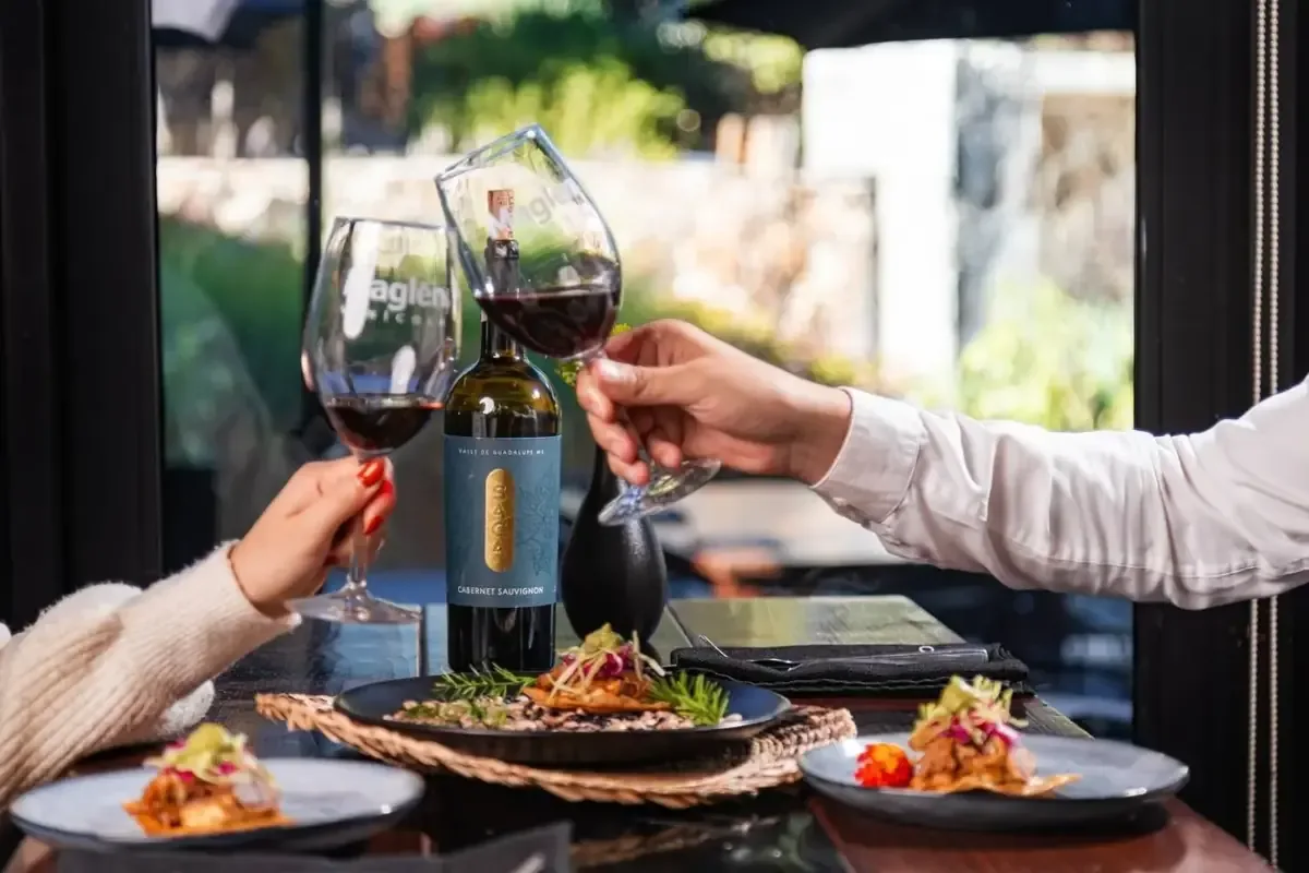 Celebra el Día del Amor en un destino turístico con gastronomía única y experiencias inolvidables.