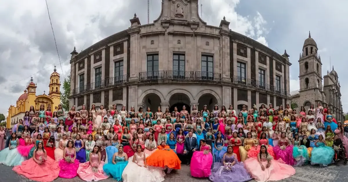 El DIF Toluca y el Ayuntamiento ofrecen un evento memorable para jóvenes y sus seres queridos.