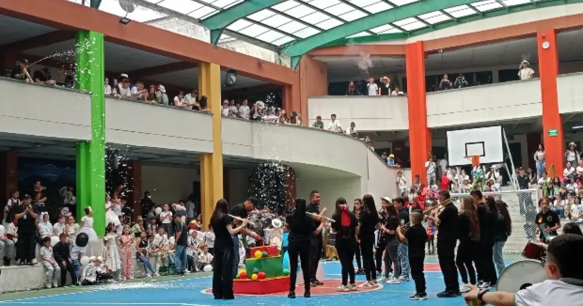 La comunidad celebra un cuarto de siglo de educación y transformación social en Manizales.
