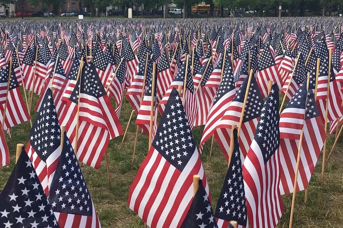Un análisis crítico de la historia y los retos actuales de Estados Unidos tras dos siglos y medio de independencia.