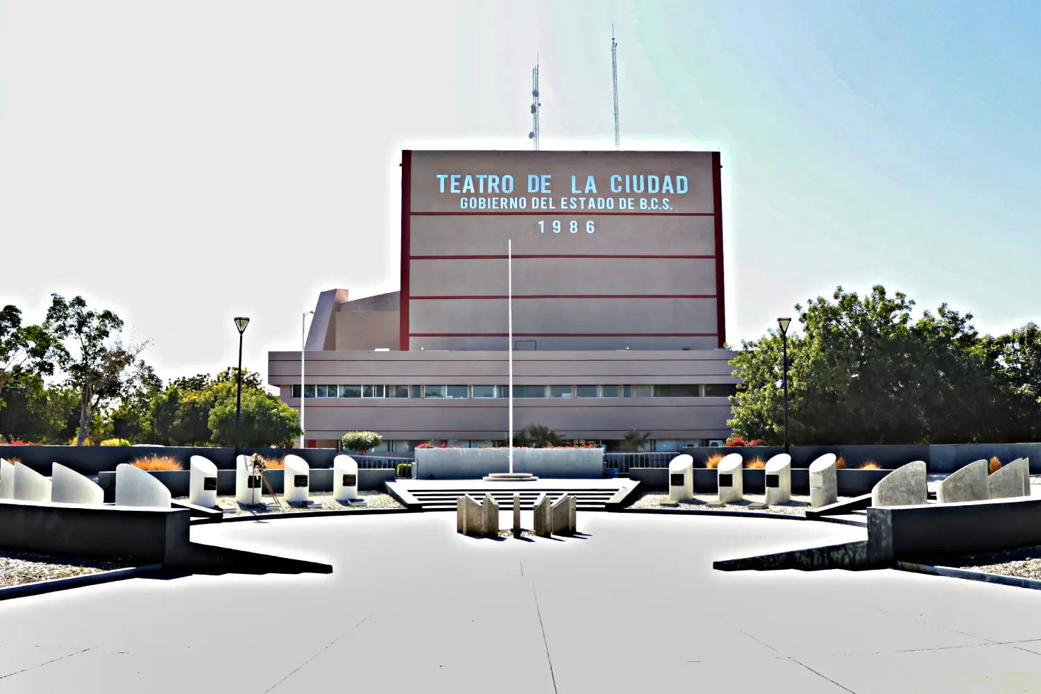 Celebración de 40 años del Teatro de la Ciudad de La Paz con actividades culturales.