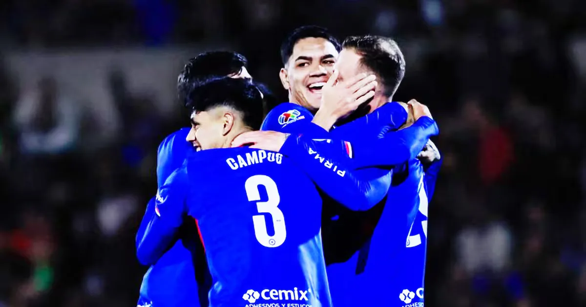 "Celebración de Cruz Azul tras su victoria sobre Juárez en la Liga MX."