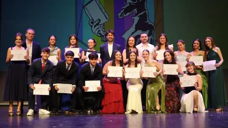 150 estudiantes celebran el cierre de una etapa académica con un emotivo acto.