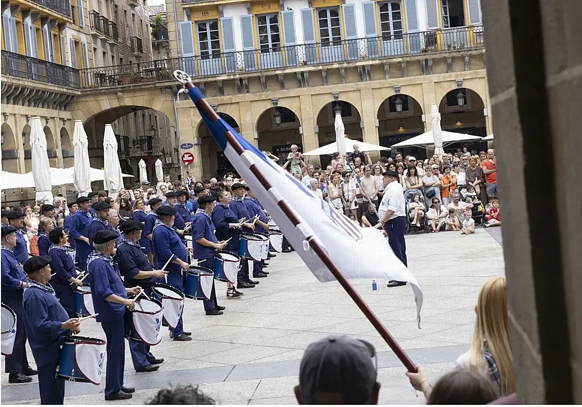 La tamborrada de Donostia reúne a turistas y locales en una tradición vibrante y musical.