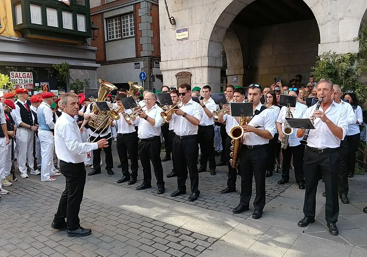 La Banda Municipal de Música y los txistularis animan la fiesta en un ambiente festivo y emocional.