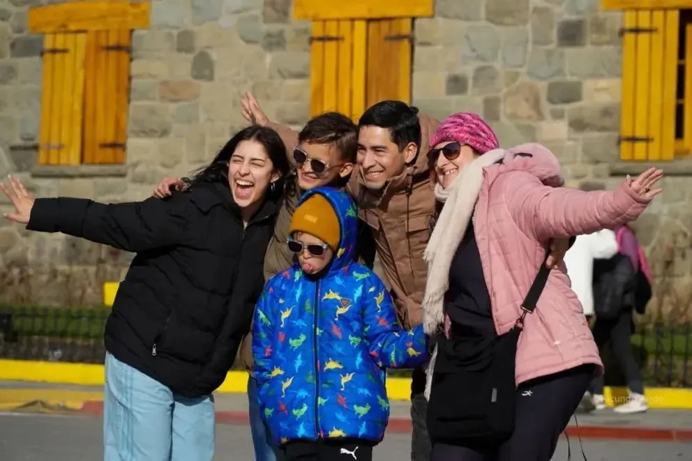 Familias barilochenses encuentran alternativas cálidas para homenaje en un clima invernal.