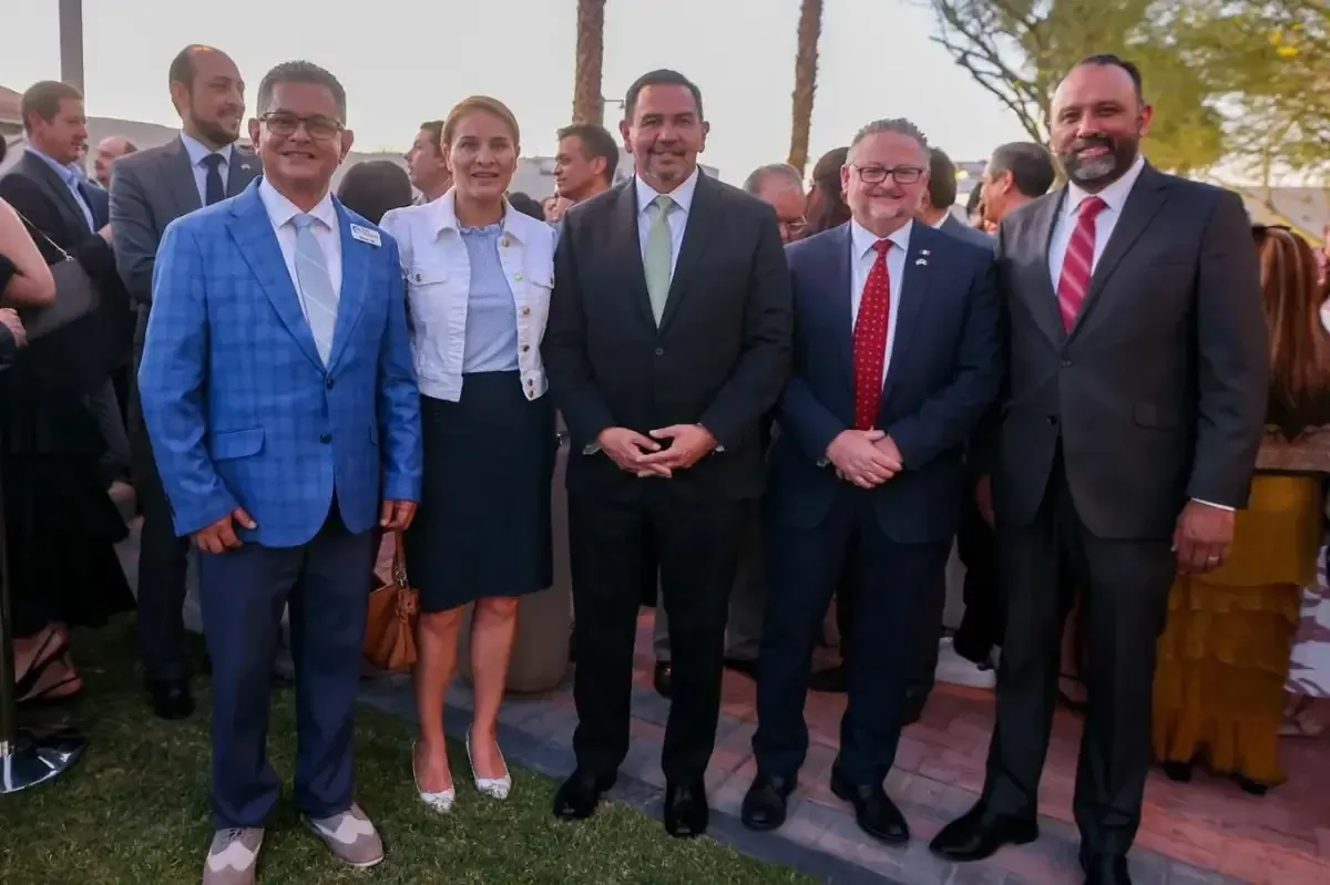 Políticos y empresarios se reúnen para conmemorar la relación México-Estados Unidos.