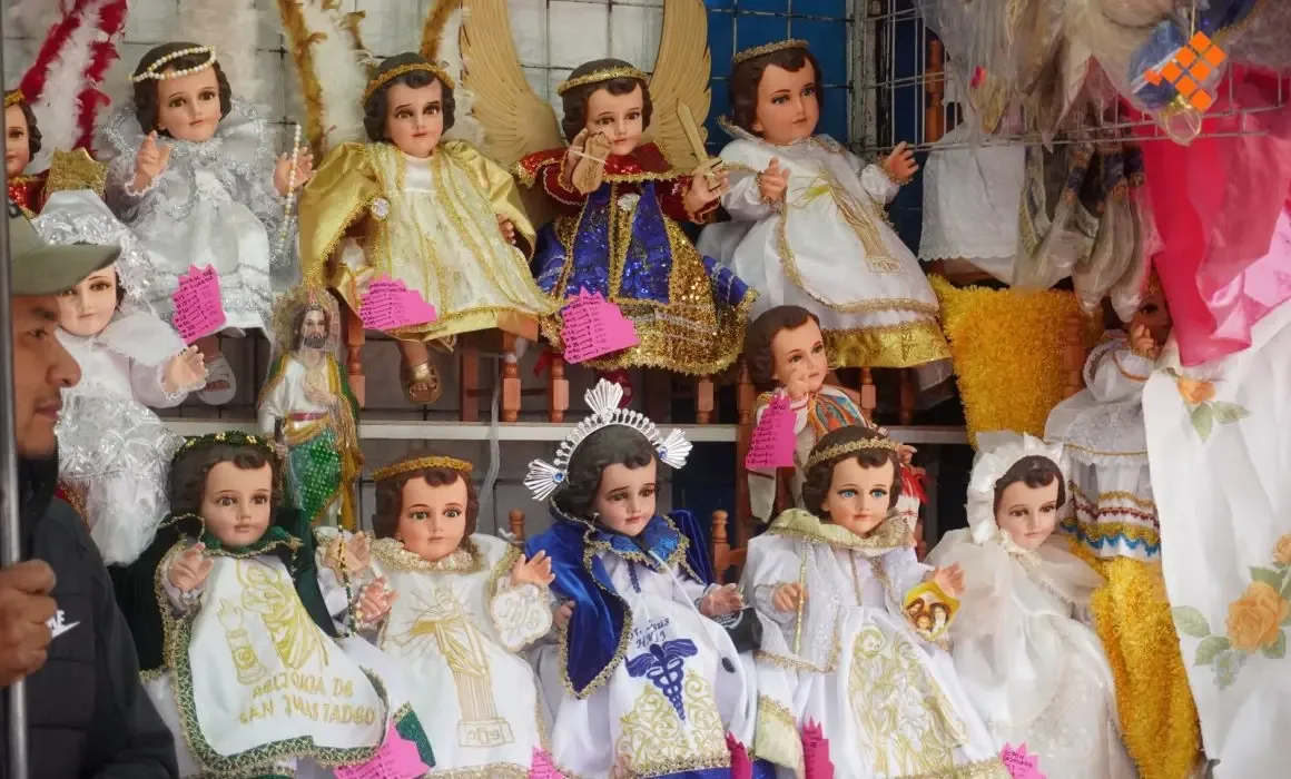 Celebraciones del Día de la Candelaria con candelas y tamales en México.