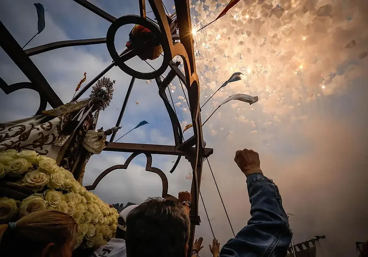 Las festividades incluyen procesiones, fuegos artificiales y actividades culturales en honor a la patrona de los marineros.