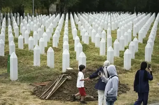 El 11 de julio se conmemoran diversos acontecimientos importantes y se reflexiona sobre la población mundial y la memoria histórica.