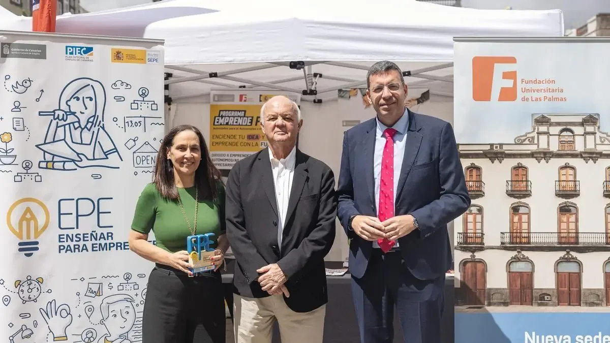 Ciudadanos y estudiantes presentan proyectos cooperativos en un evento que promueve el emprendimiento.