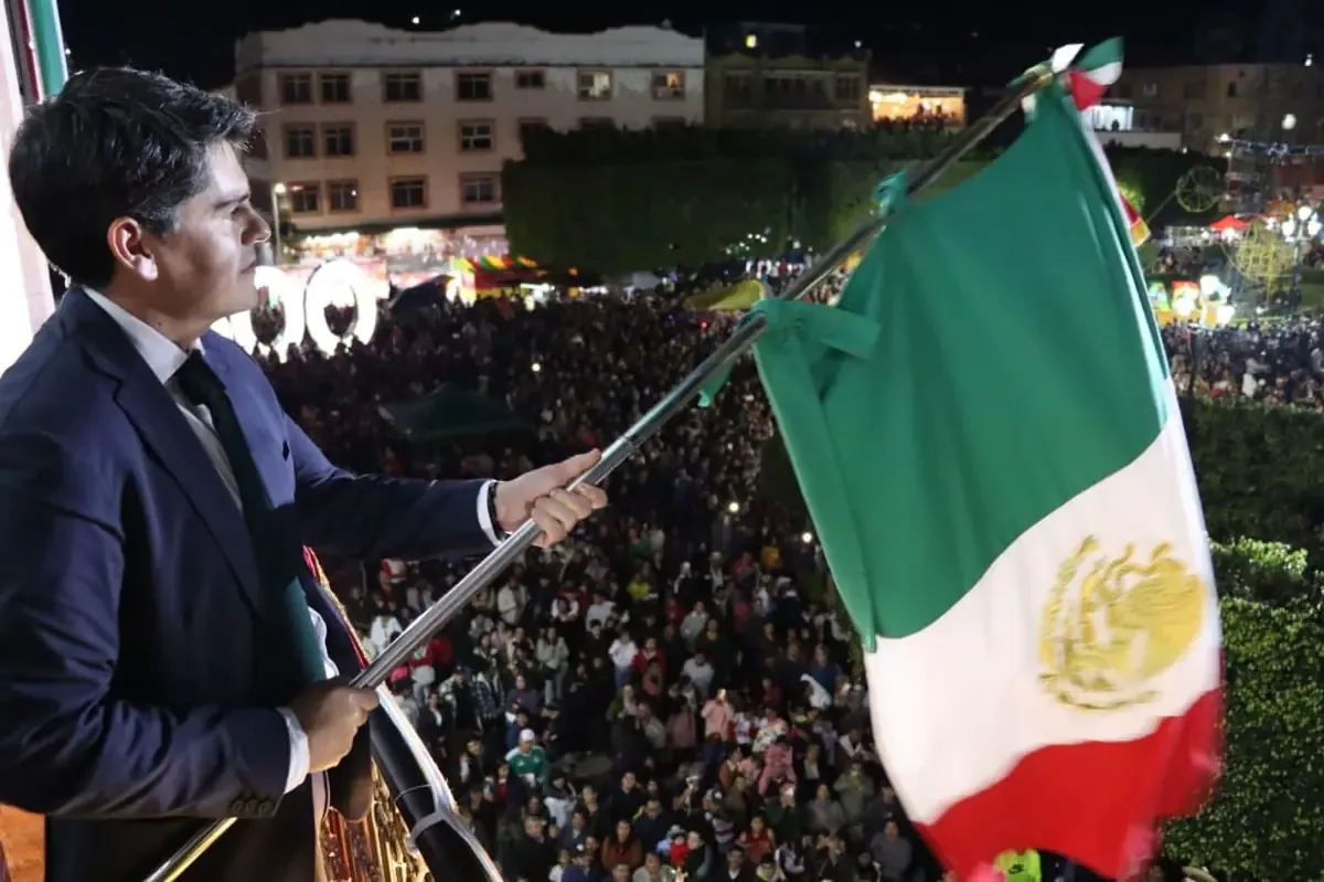 La ceremonia reunió a miles de ciudadanos en una noche llena de tradiciones y orgullo nacional.