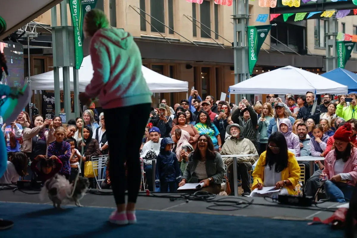 El festival destaca la cultura latina y reúne a la comunidad durante el mes de la herencia hispana.