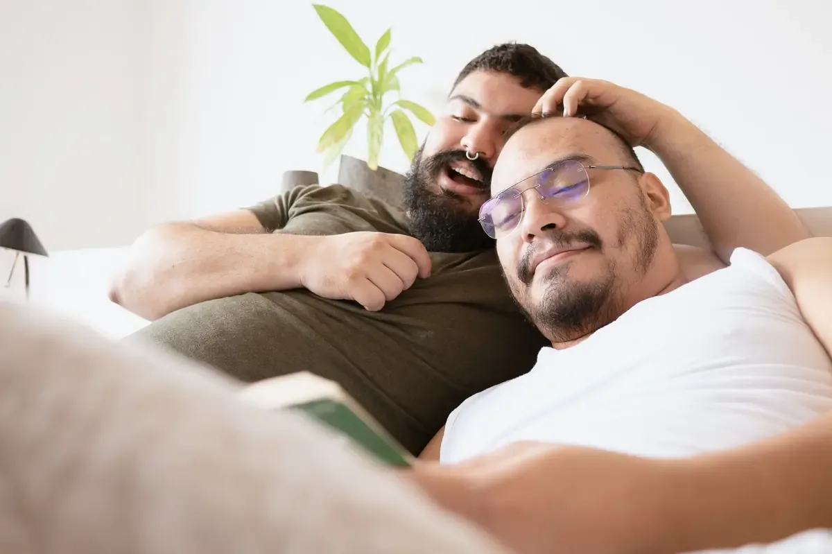 Los libros reflejan experiencias humanas y promueven la empatía en el mes del orgullo LGBT+.