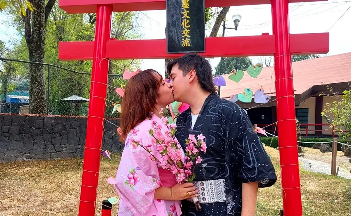 Celebrar el amor con rituales y tradiciones japonesas en un bazar cultural.