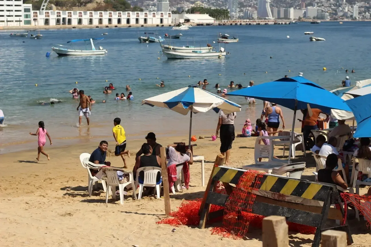 Centro de Acapulco muestra playas llenas y servicios turísticos activos.