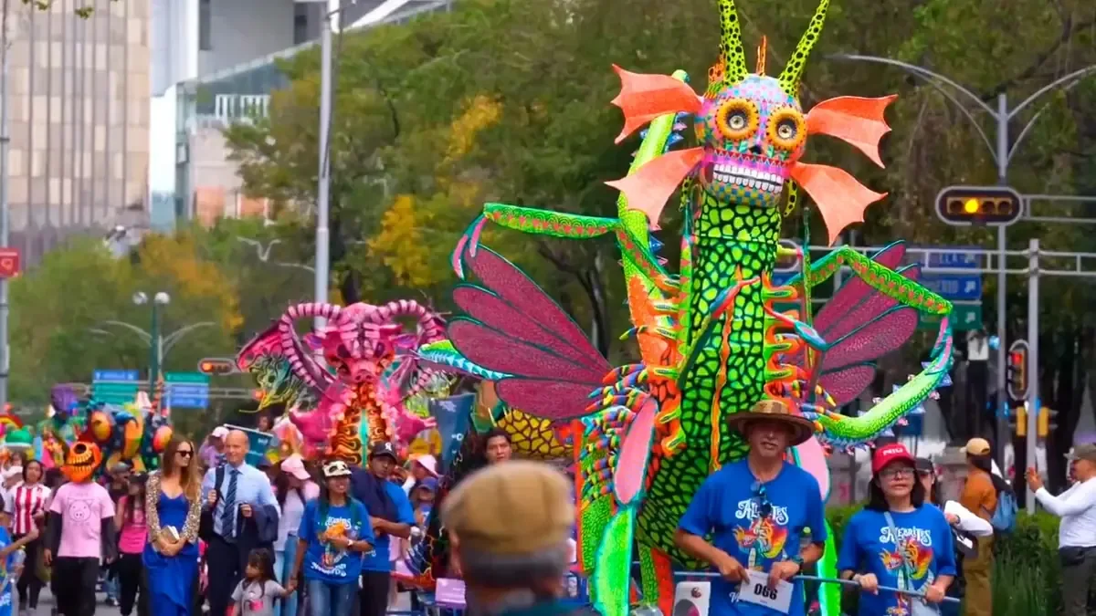 La celebración previa al Día de Muertos reúne a artistas de diferentes estados en un evento lleno de color y tradición.