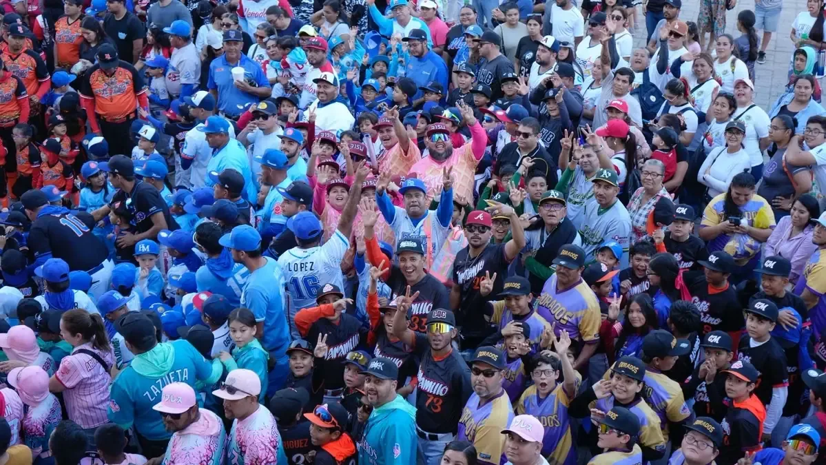 Cerca de mil jóvenes deportistas y sus familias reavivan la tradición beisbolera en el puerto.