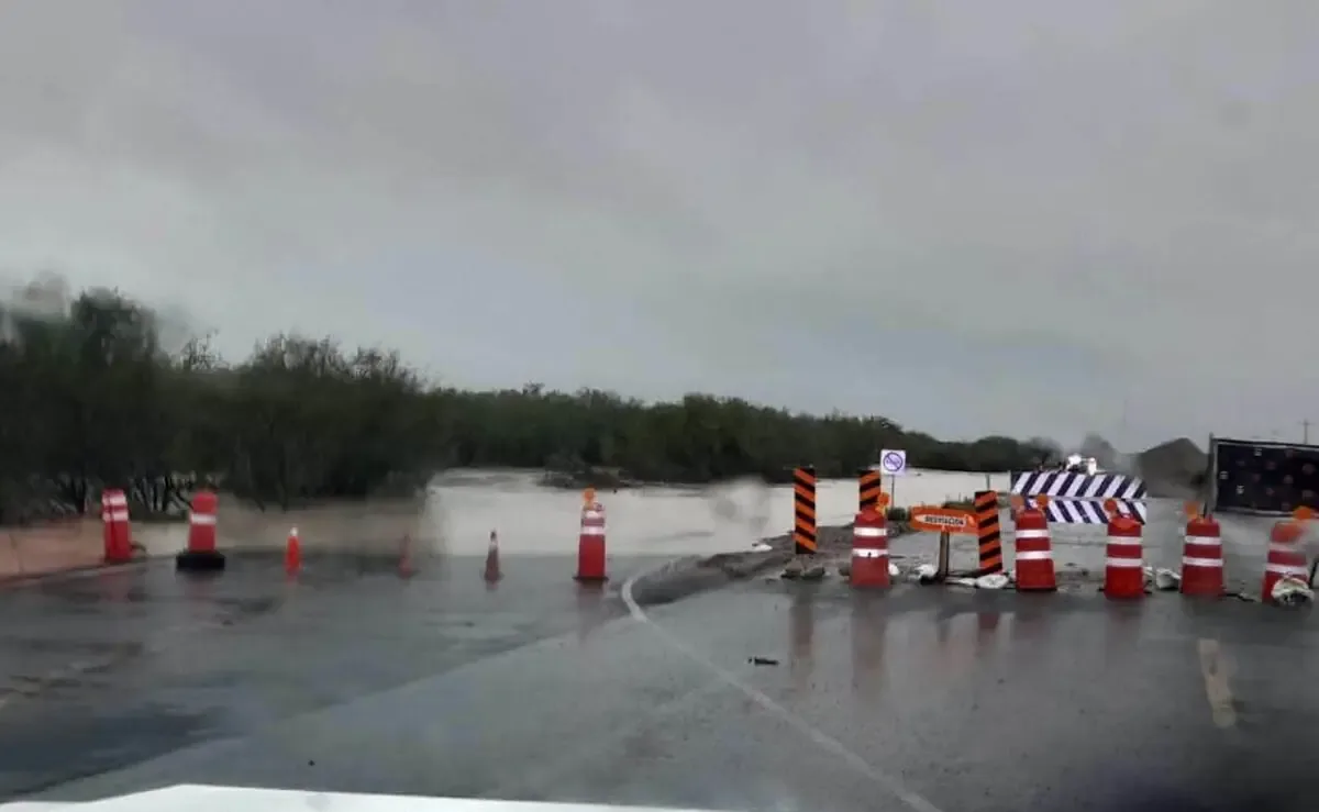 La inundación en la carretera Reynosa-San Fernando afecta el tránsito y se recomienda una ruta alterna para los conductores.