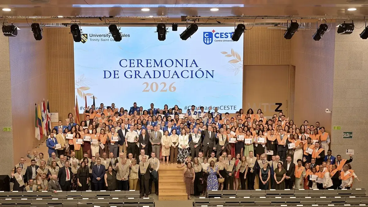 La institución reconoce el esfuerzo de sus graduados y su impacto global en educación.