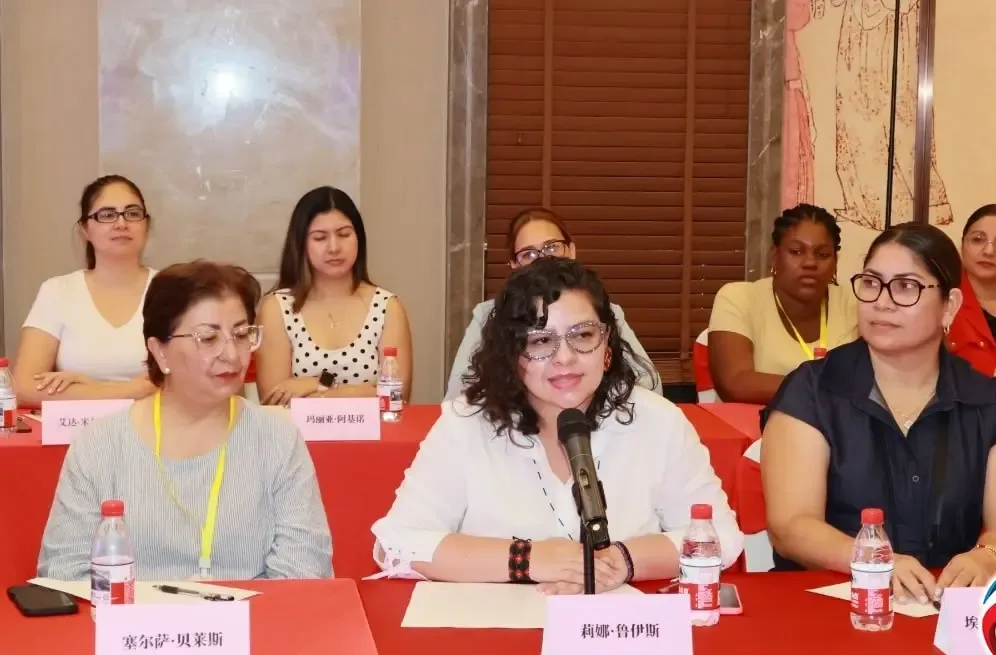 Expertos en educación y desarrollo social intercambian ideas innovadoras en eventos realizados en China.