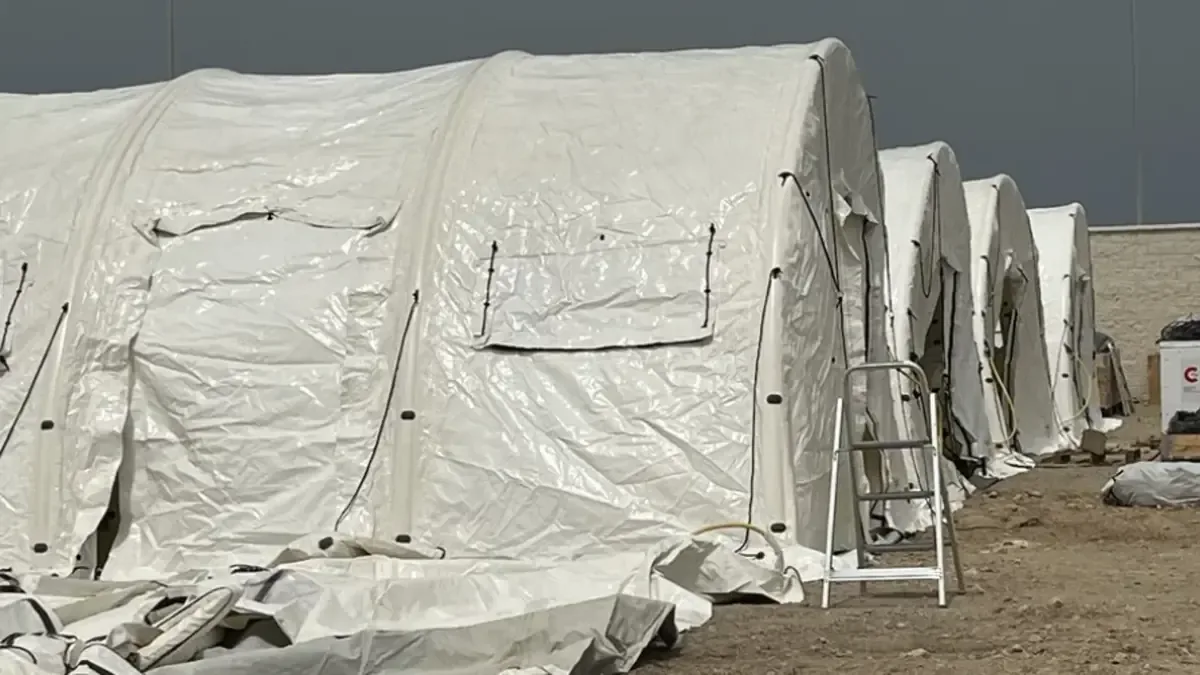 La crisis migratoria en Ceuta persiste con protestas locales y críticas políticas al Gobierno.